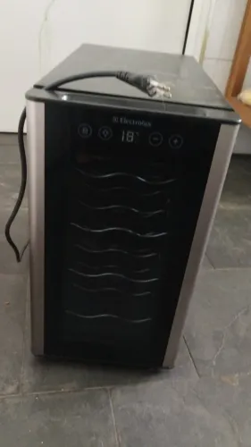 Adega ACB08 Electrolux 8 garrafas 1 Porta Preta Acabamento em Alumínio - Bivolt