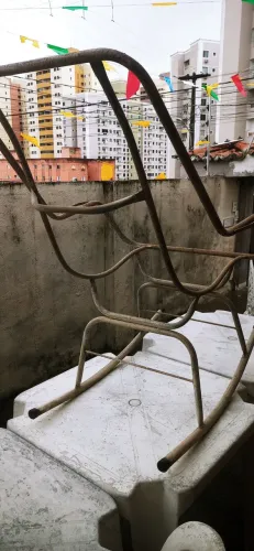 Vendo uma cadeira de balanço em ferro pronta para cobrir com palhinha plastico opção sua