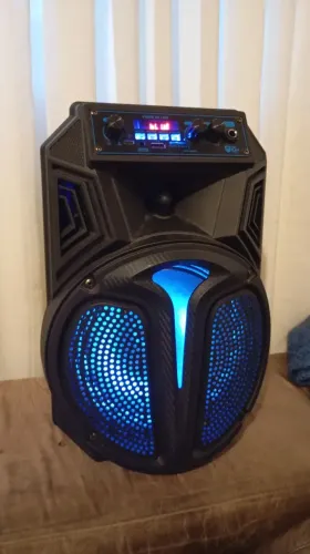Caixa de som Bluetooth 250 RMS com entrada para karaokê