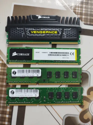 4 Memórias para PC desktop,3 de 4G DDR3, e 1 de 2G DDR3.