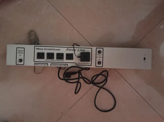 Mesa estabilizada com: estabilizador, filtro de linha profissional e fonte 6VDC/500mA