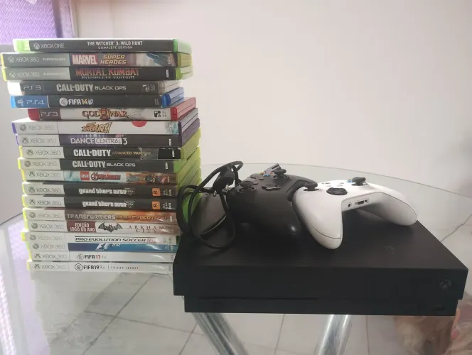 Xbox One X com 2 controles e jogos
