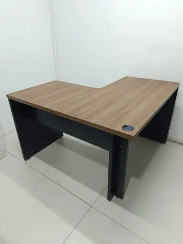 Mesa de escritório em L