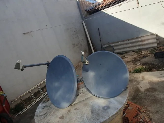 Kit Receptor de TV Digital + 2 Antenas Parabólicas de Chapa