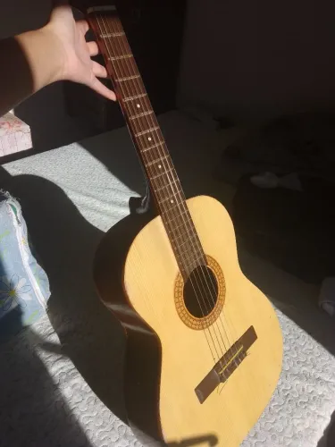Vende-se violão para quem mora em Campinas e venha retirar pessoalmente.