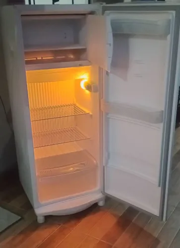 Vendo geladeira 261L, aceito cartão.