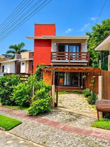 Sobrado com 03 dormitórios à Venda no Bairro Panorâmico Garopaba/SC