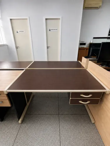 Mesa de escritório com gavetas