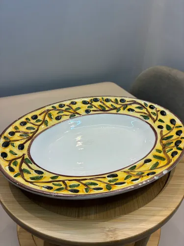 Prato pintado a mão oval amarelo