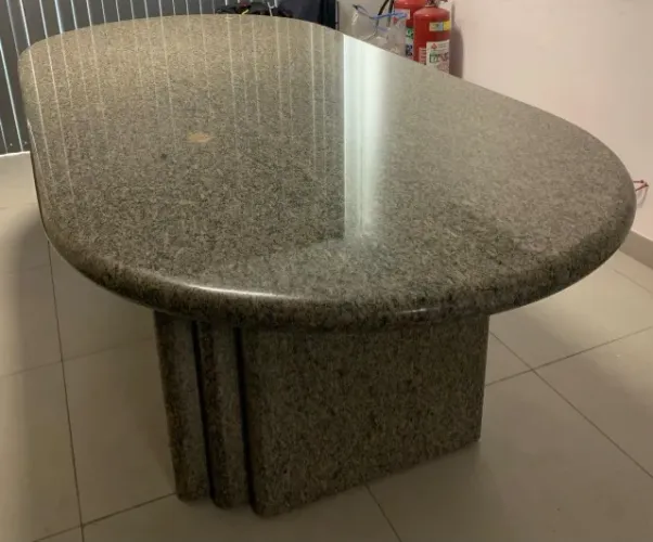 Mesa de Granito Oval com Pés de Granito