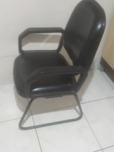 Vendo linda cadeira para escritório super resistente e confortável sem nenhuma avaria