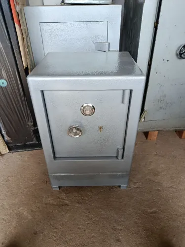 Cofre 0.60 altura concretado chave e segredo semi novo.