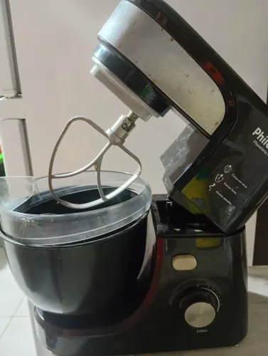Batedeira planetária Philco.