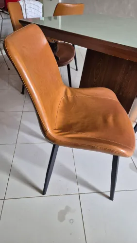 Kit cadeiras em couro na cor caramelo