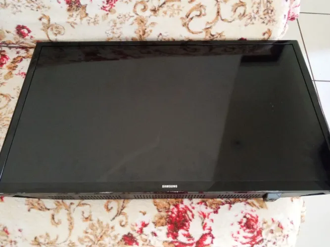 Vende - se uma TV 32 polegadas para retirada d peças 