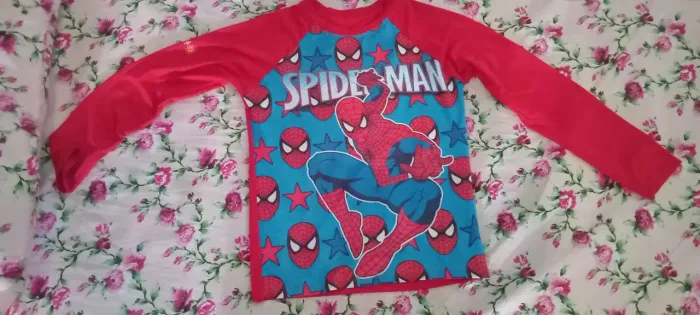 Camisa UV semi novas ,não serve mas no meu filho ,tamanho 10 anos