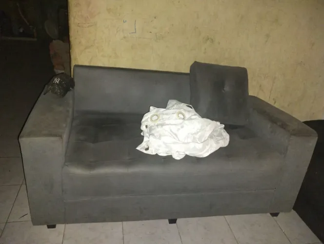 Sofa cinza , no precinho superil conservado!