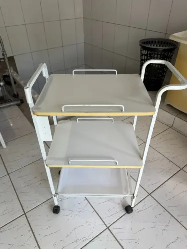 Mesa Auxiliar Hospitalar/Clínica com Rodízios - Excelente Estado