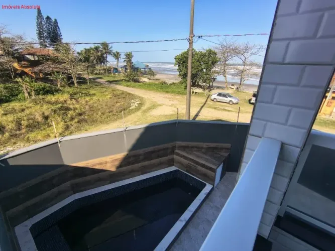 Lindo Sobrado à Venda Frente Mar 2 Quartos, 1 Vaga de Garagem, 130m² de Área!