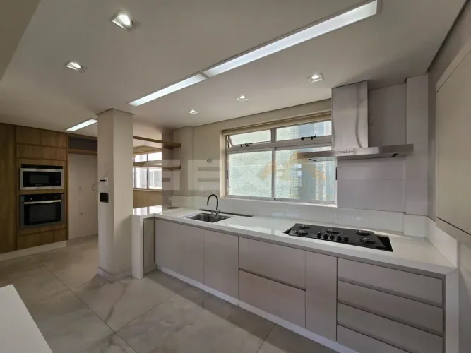 Apartamento à venda no Centro, 2 quartos sendo 1 suíte com closet.