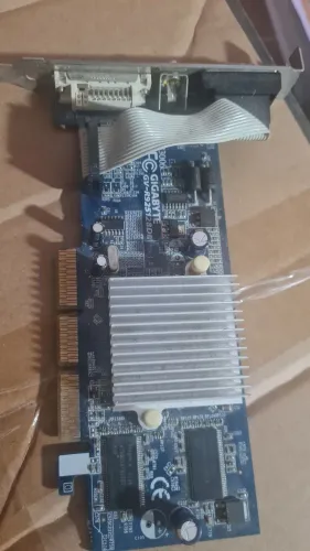 Placa de Vídeo AGP Gigabyte ATI Radeon 9250 128MB DDR - PC Retrô