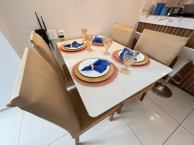 Mesa de Jantar com 4 Cadeiras em Madeira - Excelente Estado