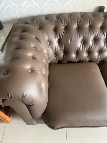 Sofá Chesterfield em courino marrom 