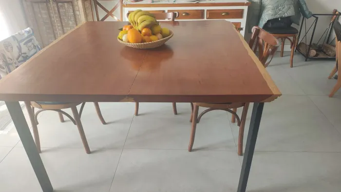 Mesa de jantar com tampo de madeira com pé de ferro estilo industrial