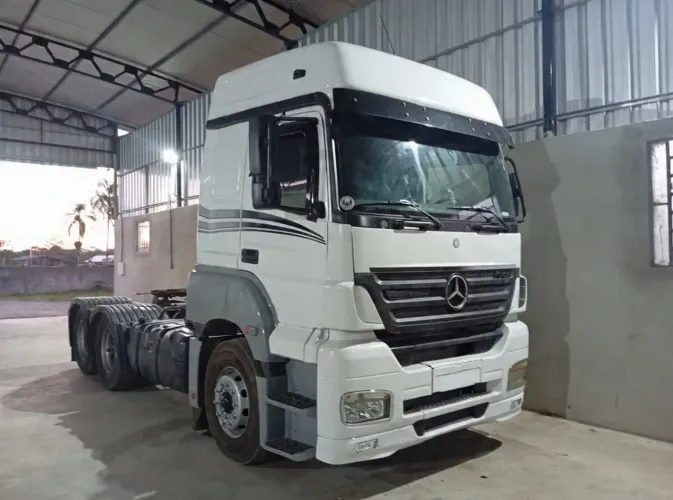 Caminhão Mercedes Axor 2540 ano 2008