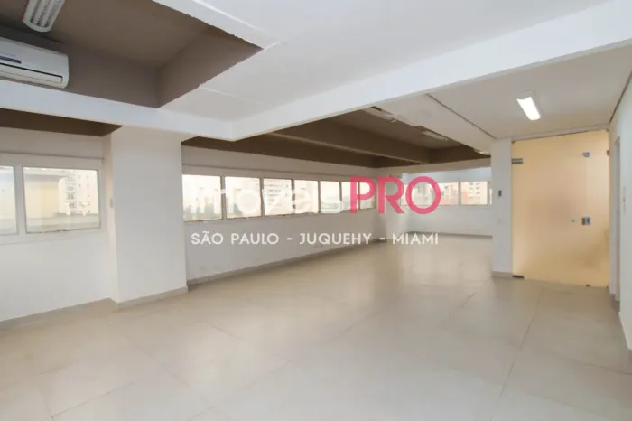 Conjunto Comercial com a Vista linda e livre. Janelões em toda parede