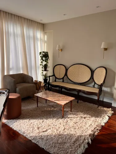Banco estilo Namoradeira em madeira nobre e palhinha natural