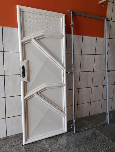 Portão residencial 2,10 x 80 de largura com caixonete pronto para chumbar