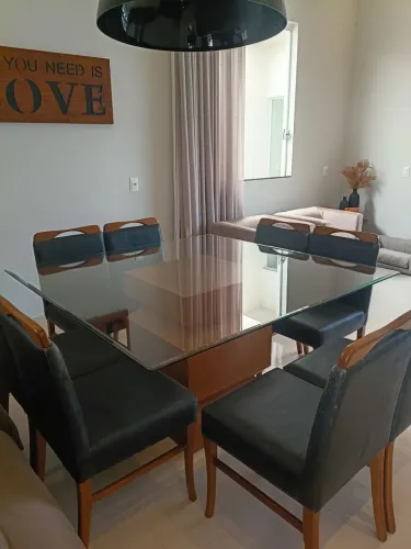 Mesa de jantar quadrada 1,50 x 1,50 m + 8 cadeiras.