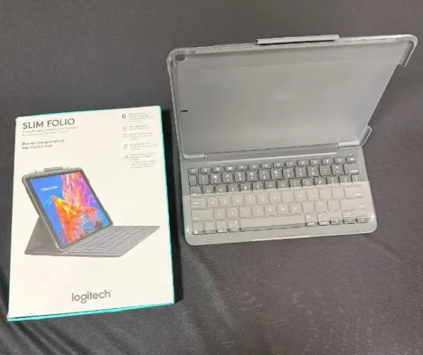 Capa com Teclado Logitech Slim Folio para iPad Air 3ª Geração 10,5? - PN 920-009482