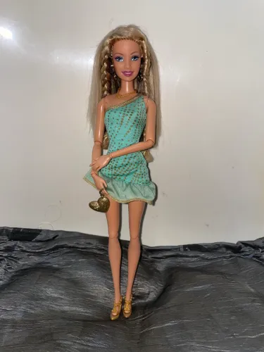 Boneca Barbie fashion Fever mattel articulada