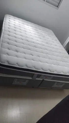 Cama Queen BOX CASTOR bem conservada.