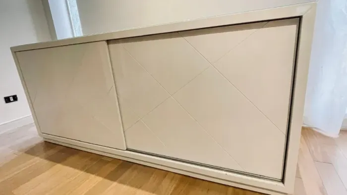 Buffet com acabamento em laca branca de alto brilho e portas de correr
