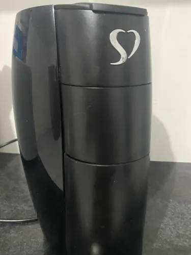 Cafeteira três corações pouco usada, já vai com porta cápsulas 