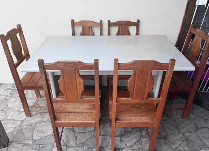 Mesa de madeira maciça com 6 cadeiras