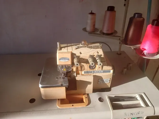 Vendo máquina de costura overlok singer funcionando. 