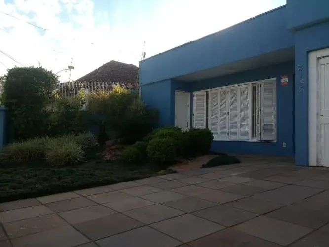 Casa ampla com quintal e 3 dormitórios para alugar no bairro Chácara das Pedras