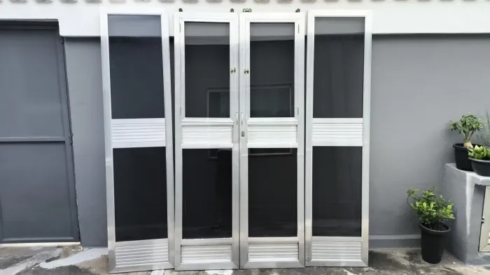 Porta de alumínio 2 metros com vidro.