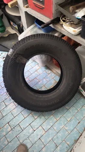 1 pneu Goodyear 235/75 R15 Novo!