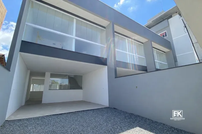 Sobrado Moderno com 3 Quartos e Ampla Garagem | Aproximadamente 150 m² de Área Privativa