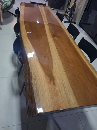 Vende-se Mesa de madeira rústica resinada