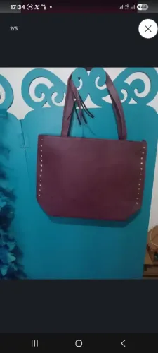 Bolsa de ombro vinho com detalhes em dourado e franjas