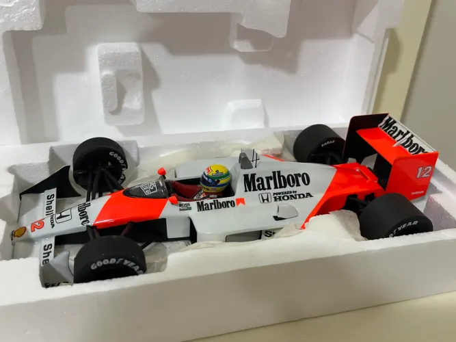 Ayrton Senna F1 Minichamps 1:18 McLaren Honda MP 4-4 World Champion 1988