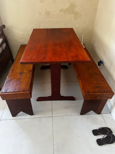 Mesa e bancos de madeira novos