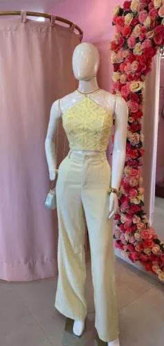 Calça pontalona e cropped, em promoção