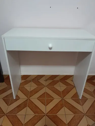 mesa escrivaninha Politorno Conquista de 1 gaveta na cor branca. 